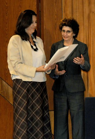 Tere Vicencio entrega reconocimiento a Silvia Molina,2011